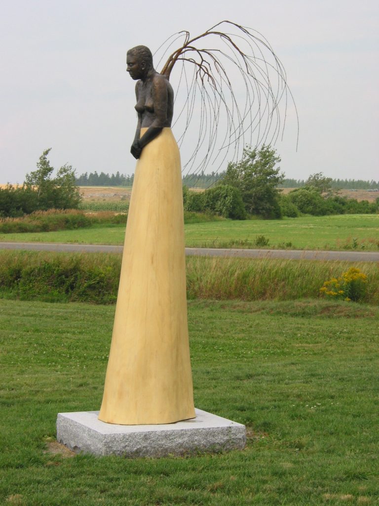 Édith Croft, La saule pleureur, 2004, sculpture de jardin, collection privée, Rivière-Ouelle.
Matériaux : Bois de pin, bronze, acier et résine époxy
Dimensions : hauteur : 307 cm, largeur avec les ailes : 215 cm, diamètre : 76 cm