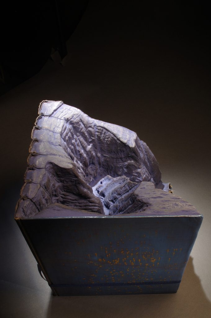 Guy Laramée, Pilgrims (For Noah B.), 2016
Livre sculpté avec couvertures peintes, huile sur couverture en toile apprêtée, encres, pigments, vernis damar, ruban et boucle en bois, 29,2 x 22,9 x 22,9 cm.