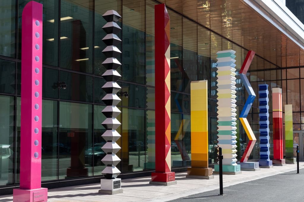 exposition en extérieure de sculpture colorées aux formes géométriques, réalisée par Richard Ibghy et Marilou Lemmes