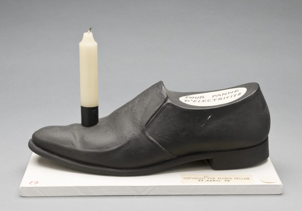 Alfred Pellan,
Pour panne d'électricité, 1974
Soulier en cuir, plâtre, chandelle en cire, métal, contreplaqué et peinture, 17,7 x 29,3 x 15 cm