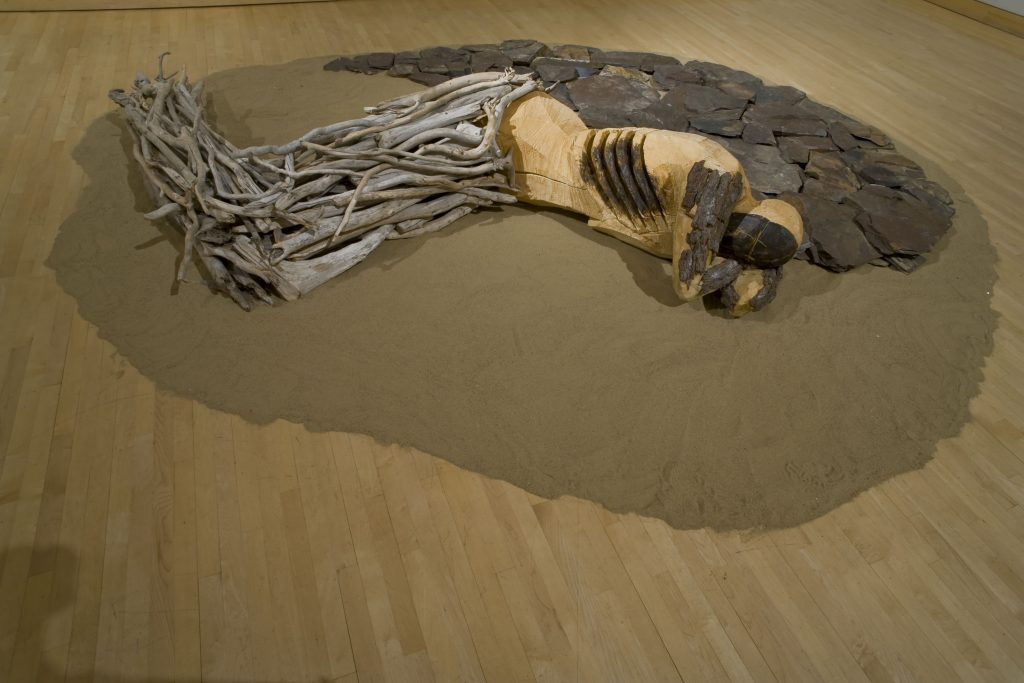 Édith Croft, Although His Wings Have Turned To Stone (Cependant ses ailes se sont changées en pierre), 2003
Musée d’art contemporain de Baie-St-Paul
Bois de pin, bois de grève, pierres d’ardoise rouge, écorce
Dimensions : hauteur de 50 cm, largeur de 307 cm, longueur de 369 cm