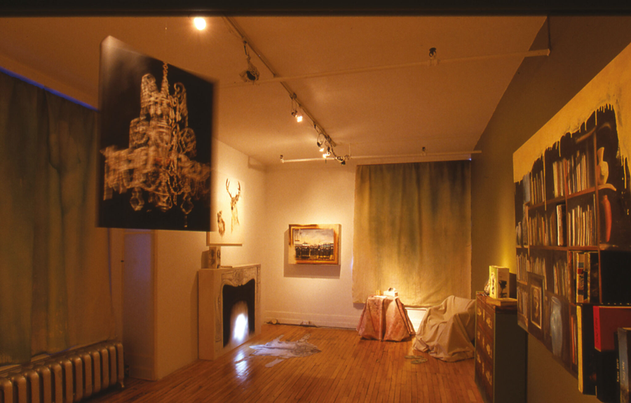 En savoir plus sur l’œuvre Éric Lamontagne, vue de l’exposition <i>Souvenirs en coin</i>, Galerie Sylviane Poirier art contemporain, 2004.  » />
    </div>
    <div class=