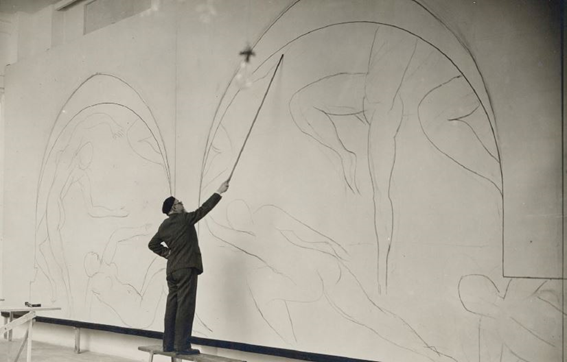 Henri Matisse dessinant La danse, 1931