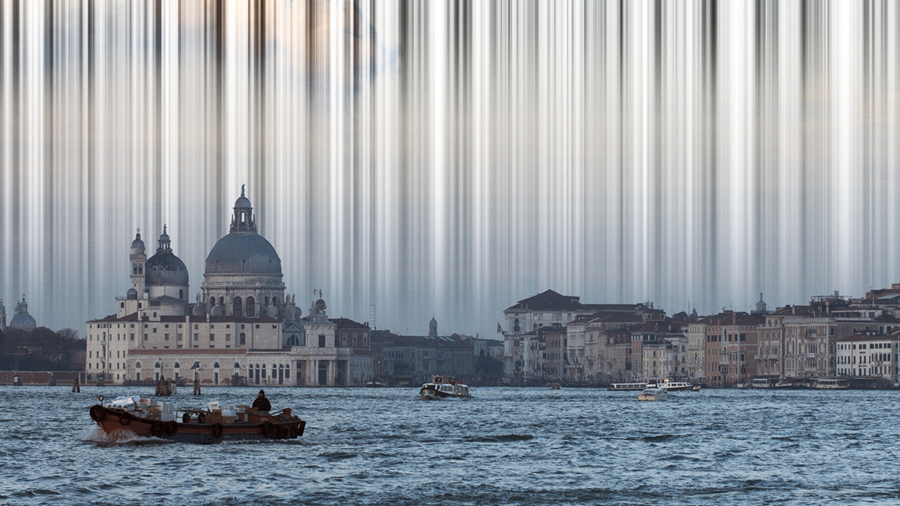 Jean-Pierre Aubé, Electrosmog Venezia, 2015. Bateau sur l'eau