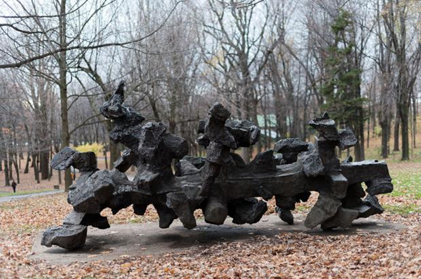 Armand Vaillancourt, La force, 1967 © Armand Vaillancourt / CARCC Ottawa 2023
Métal, 240 x 570 x 290 cm
Parc du Mont-Royal, Montréal
Photo : David Giral, 2010